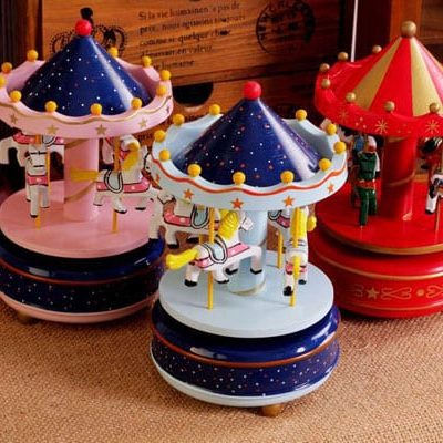 Đu quay ngựa gỗ phát nhạc