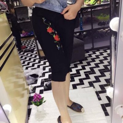 Quần legging thêu hoa hồng Topshop dạng lửng