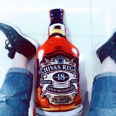 Gối ôm hình chai rượu Chivas