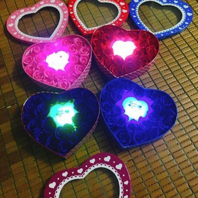 Hộp hoa hồng sáp trái tim phát sáng