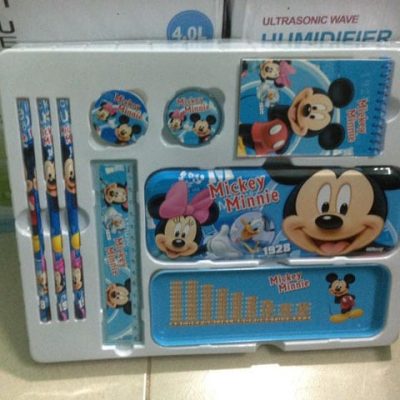 Bộ dụng cụ học tập làm quà cho bé