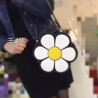 Túi xách nữ đeo chéo hình bông hoa