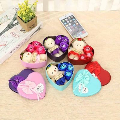 Hoa hồng sáp hộp trái tim 3 bông có gấu