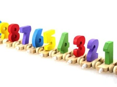 Đoàn tàu gỗ chở số cho bé vui học