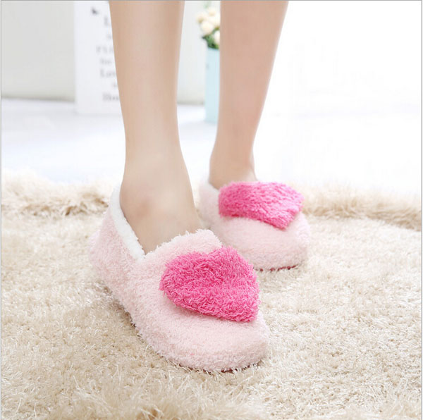 Giay-bong-hinh-trai-tim-di-trong-nha-1